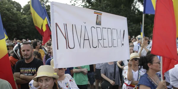 Protest pentru renunţarea la obligativitatea purtării măştilor şi respingerea legii izolarii si carantinei în Piaţa Victoriei din Bucureşti FOTO Inquam Photos / Octav Ganea