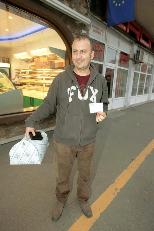 După ce a votat, Corneliu  Ionescu (38 de ani) i-a făcut  o surpriză dulce soţiei sale