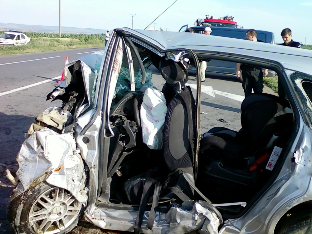 
    În urma impactului teribil, mașinile s-au făcut praf (foto:arhivă)  