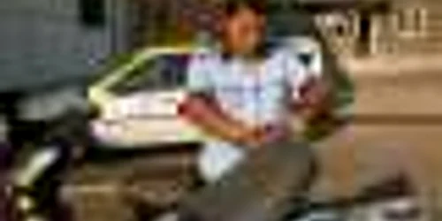 Polițistul verifică  mopedele furate din Italia 