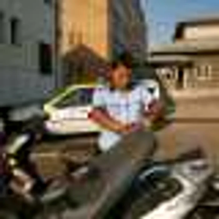 Polițistul verifică mopedele furate din Italia