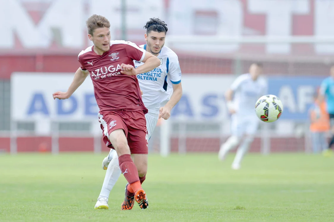 
    Fotbaliştii Rapidului  habar nu au cine  le va fi antrenor  în noul sezon  