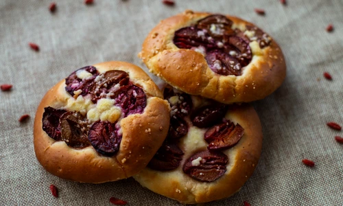 Placinte cu prune  Sursa foto shutterstock 1811855827 jpg