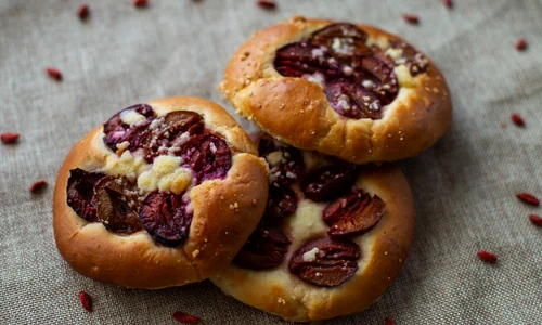 Placinte cu prune  Sursa foto shutterstock 1811855827 jpg