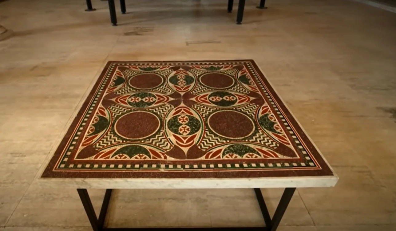 O simplă masă de cafea ascundea un mozaic roman de nepreţuit. Sursa; captură video/ Youtube