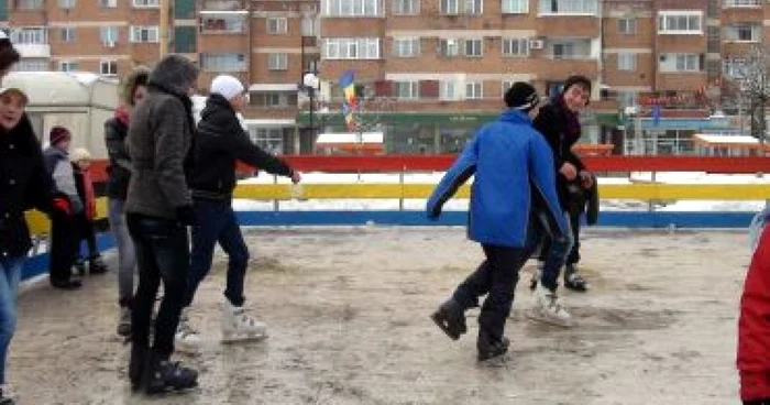 Târgu-Jiu: Tinerii se distrează la patinoar