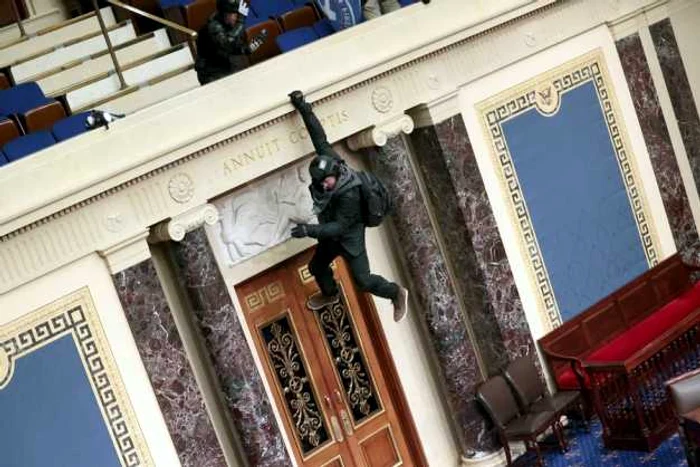 Manifestant pro-Trump în Capitoliu FOTO Twitter @NBCNews