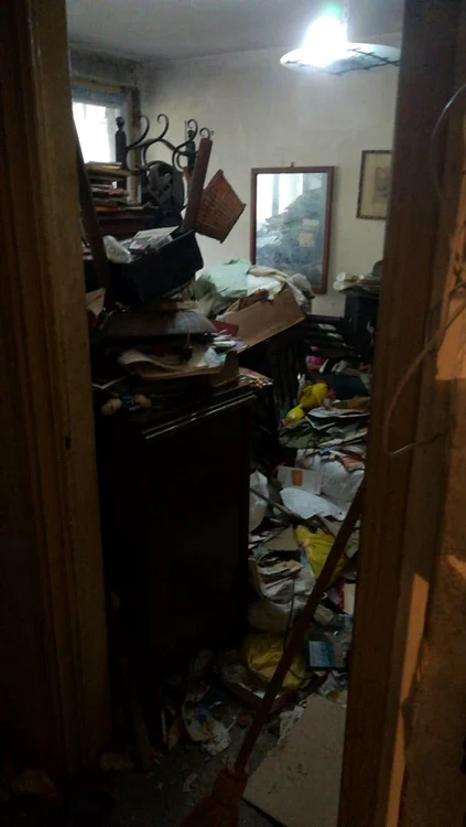 În sufragerie erau gunoaie până la tavan