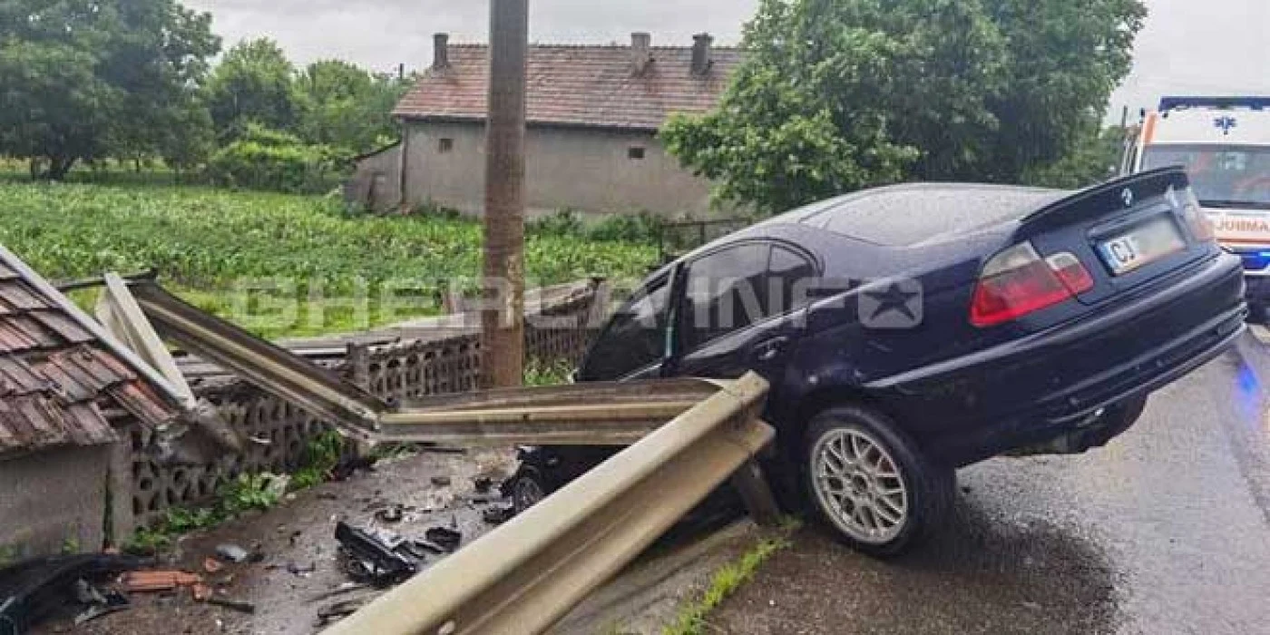 Şoferul inconştient a intrat direct în parapet. FOTO Gherla Info