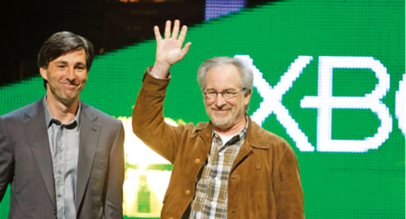 Don Mattrick (stânga), şeful diviziei de jocuri de la Microsoft, i-a prezentat lui Steven Spielberg proiectul Natal
