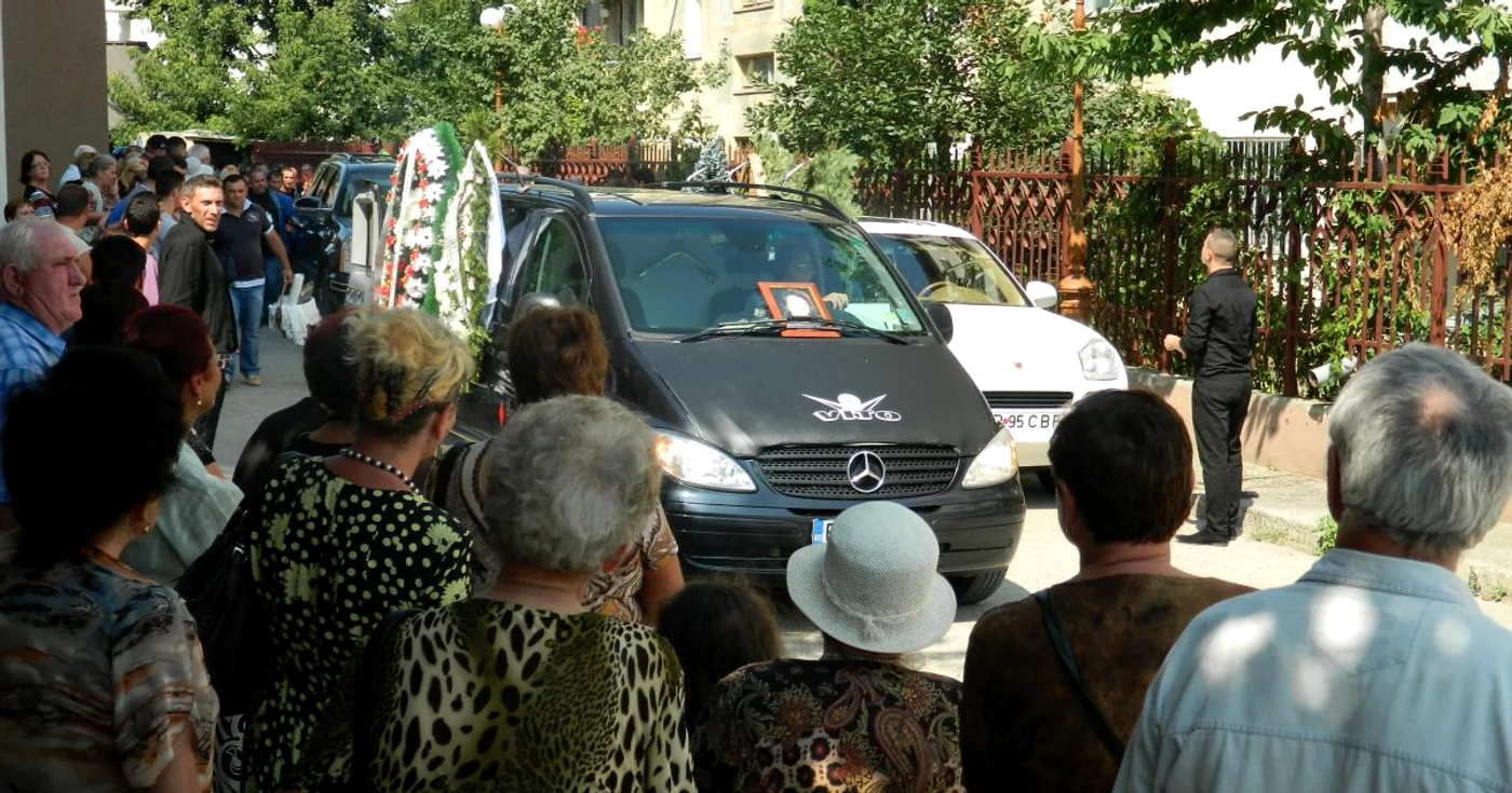 Mii de oameni au venit la biserica catolică Sfântul Nicolae din Bacău să o conducă pe Veronica Bulai pe ultimul drum FOTO Olimpia Filip