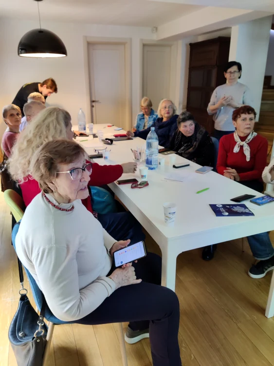 Cel mai greu le-a fost să-și învingă teama de tehnologie FOTO: Fundația Regală Margareta a României