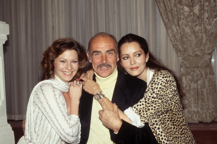 Sean Connery, alături de Pamela Salem (stânga) și Barbara Carrera (dreapta), din distribuția filmului ”Never Say Never Again” (1983)