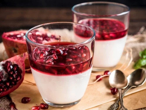 panna cotta cu sos de rodie jpeg