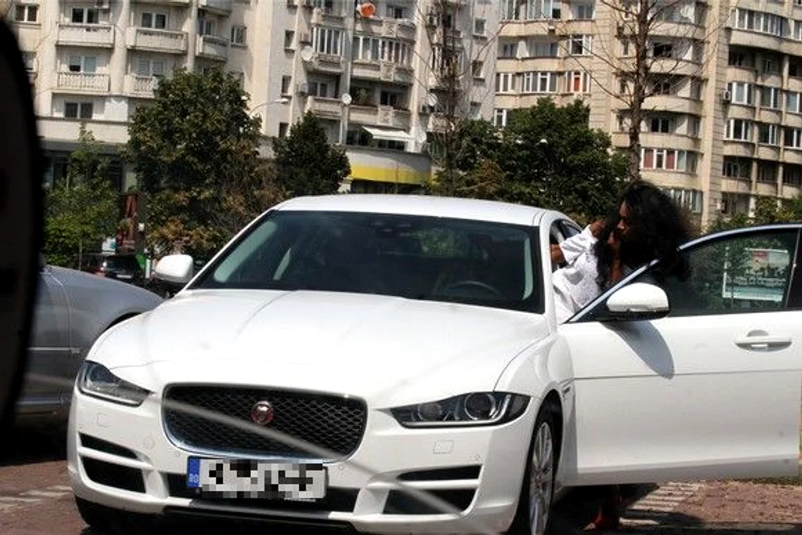 Laurette la volanul Jaguarului cu care se plimba pe străzi