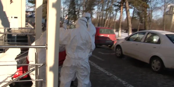 Momentul în care un paramedic alunecă şi cade cu tot cu targa pe care se afla pacienta suspectată de infecţie cu coronavirus