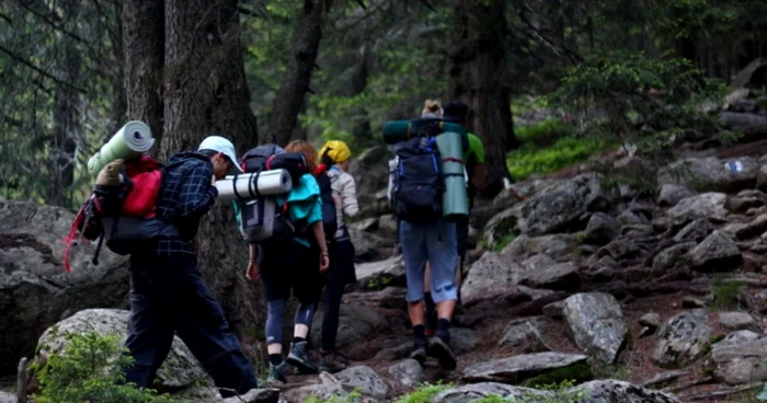 Turişti în Retezat. FOTO: Daniel Guţă. ADEVĂRUL.