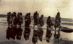 Băștinași din Țara de Foc, fotografiați în 1930 (© Wikimedia Commons) 