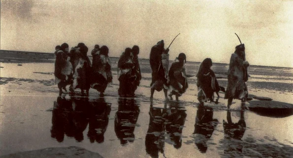 Băștinași din Țara de Foc, fotografiați în 1930 (© Wikimedia Commons)