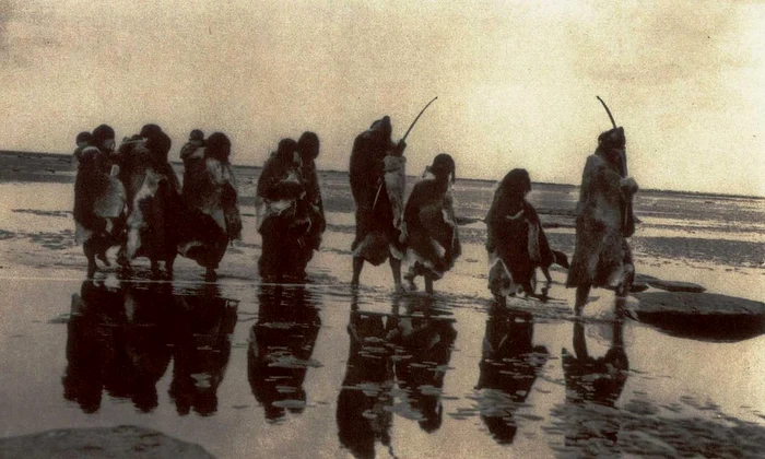 Băștinași din Țara de Foc, fotografiați în 1930 (© Wikimedia Commons) 