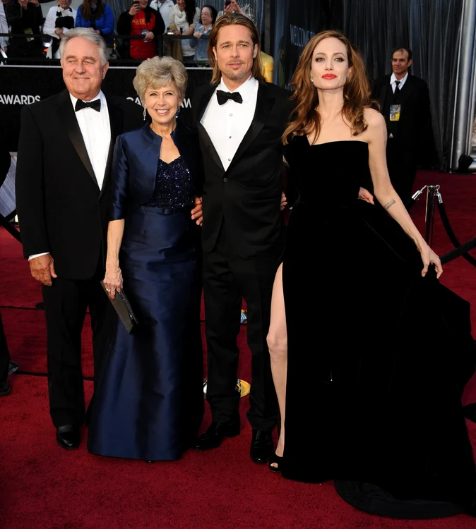 Brad Pitt alături de părinții săi la Oscaruri și de Angelina, 2012, Profimedia jpg