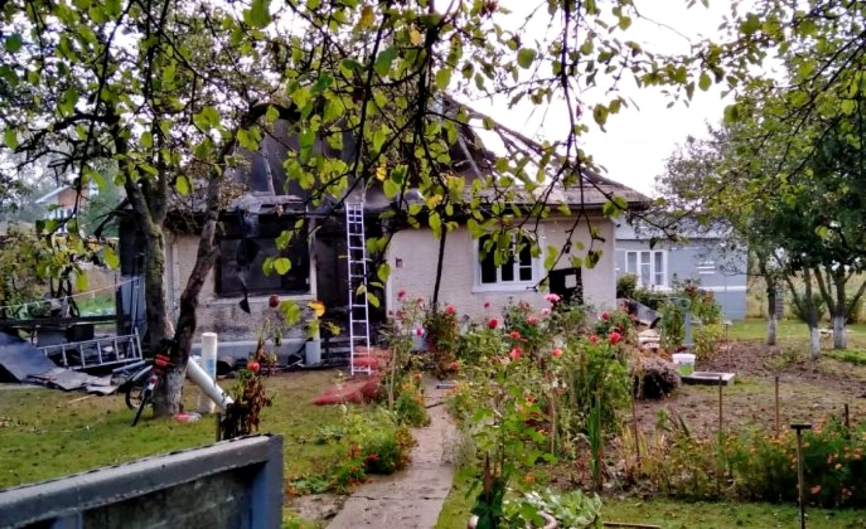 Flăcările au afectat trei imobile din curtea unui localnic dintr-o comună nemţeană. FOTO ISU Neamţ