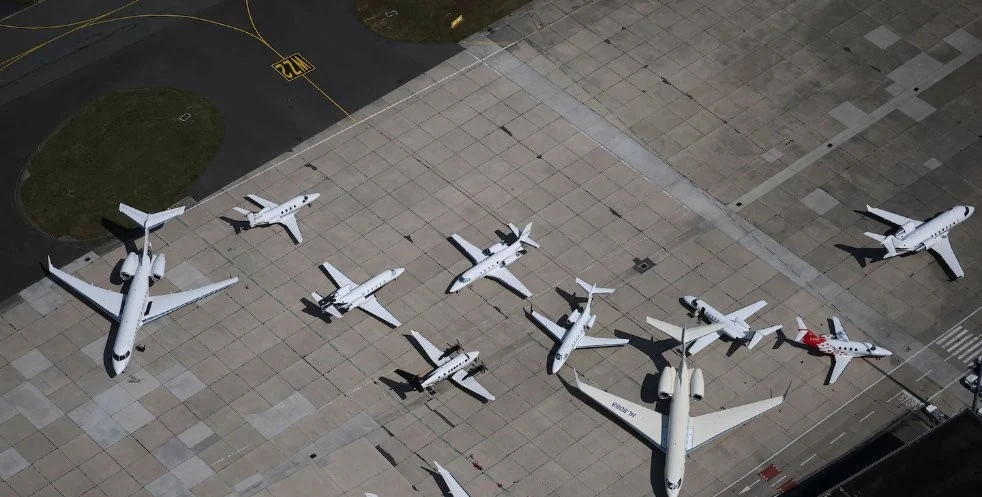 Un artist și programator SUA a creat un sistem de avertizare care urmărește avioanele miliardarilor pentru a detecta un posibil dezastru global
