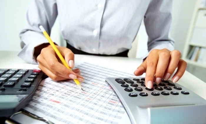 Contabila a furat un milion de euro de la două societăți, bani cu care și-a cumpărat case și mașini