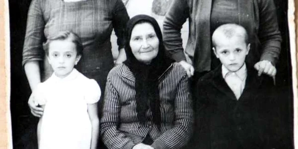 bunica maria chitan cu nepotii