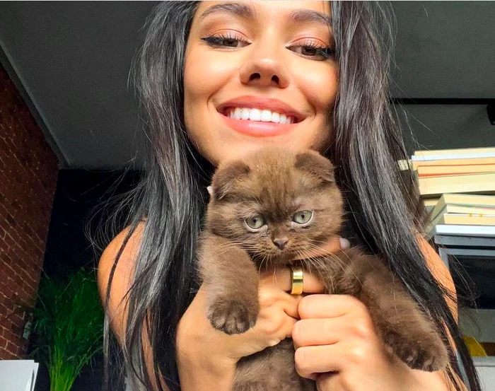 Mira a adoptat o altă pisică