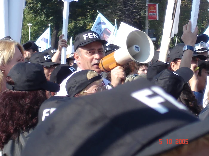 Profesorii şi-au strigat nemulţumirile. Foto: Bogdan Nistor
