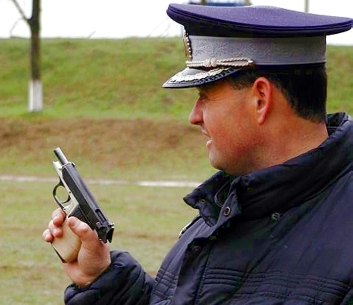 
    Polițiștii au fost nevoiți să tragă două focuri de armă pentru a-l opri pe bărbatfoto: ziuaconstanta.ro  