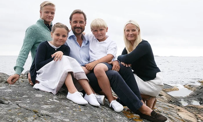 Prințul Haakon, Prințesa Mette Marit, Marius Borg, Prințul Sverre, Prințesa Ingrid   Heijo Junge, Casa Regală norvegiană jpg