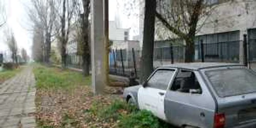 În absenţa parcărilor, maşinile părăsite ruginesc pe trotuare