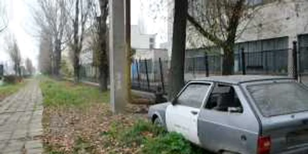 În absenţa parcărilor, maşinile părăsite ruginesc pe trotuare
