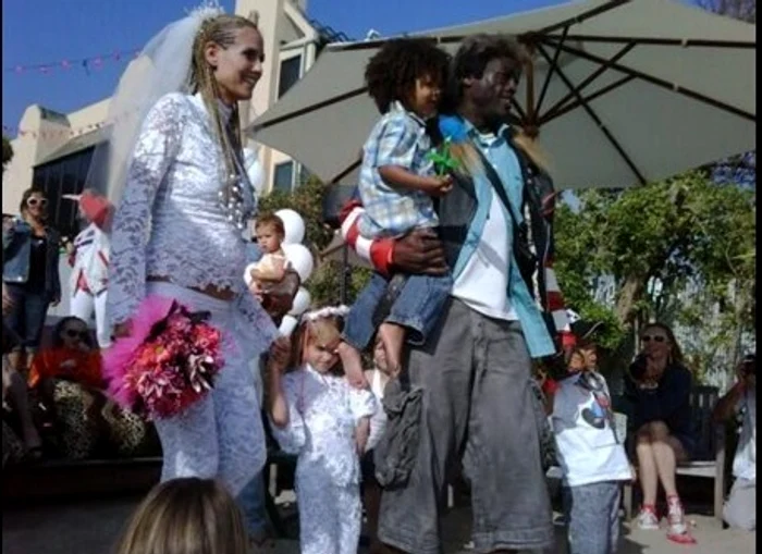 În tot acest timp, fostul ei soţ, Seal, i-a distrat la schi pe cei patru copii