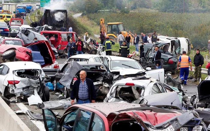 
    Tirul românului a lovit circa 40 de maşini staţionate pe autostrada Egnatia (foto: kathimerini.gr)  