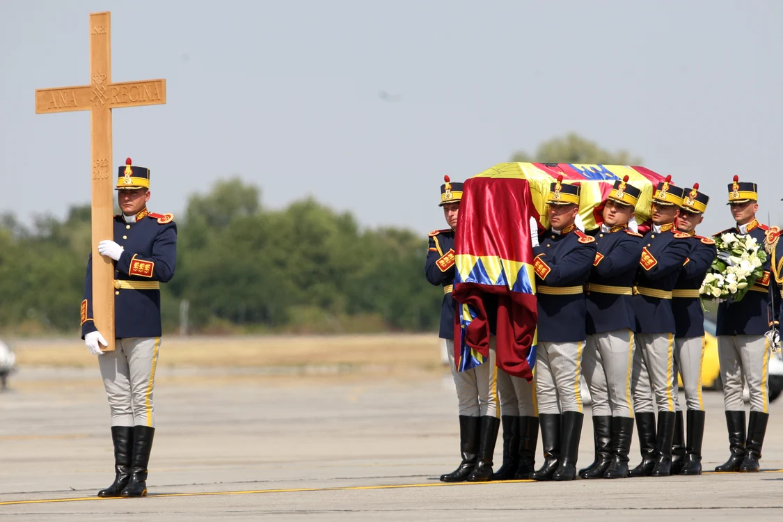 
    Sicriul cu trupul neînsuflețit al Regina Ana a fost adus în țară marți, 9 august  
