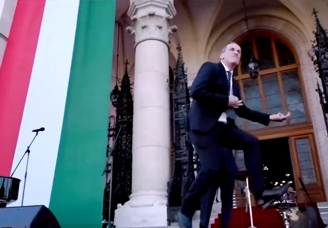 Ministrul ungar al Sănătății, dansând pe treptele Parlamentului  FOTO: captură video telex.hu