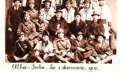 Delegaţia Ineului la Alba Iulia, cu drapelul marinarilor de la Pola