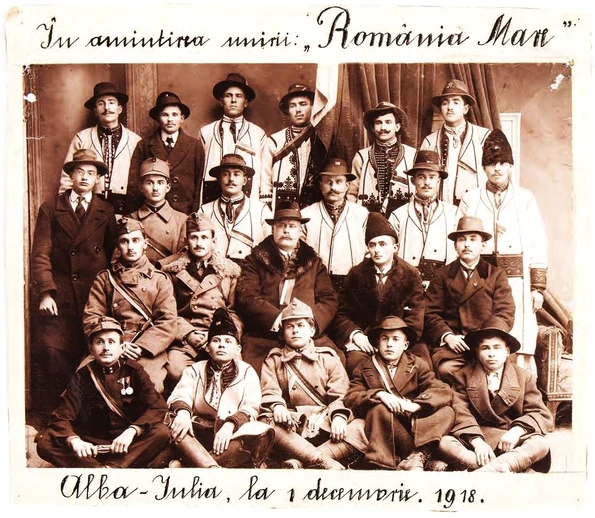 Delegaţia Ineului la Alba Iulia, cu drapelul marinarilor de la Pola