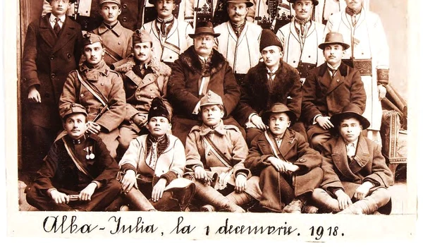 Delegaţia Ineului la Alba Iulia, cu drapelul marinarilor de la Pola