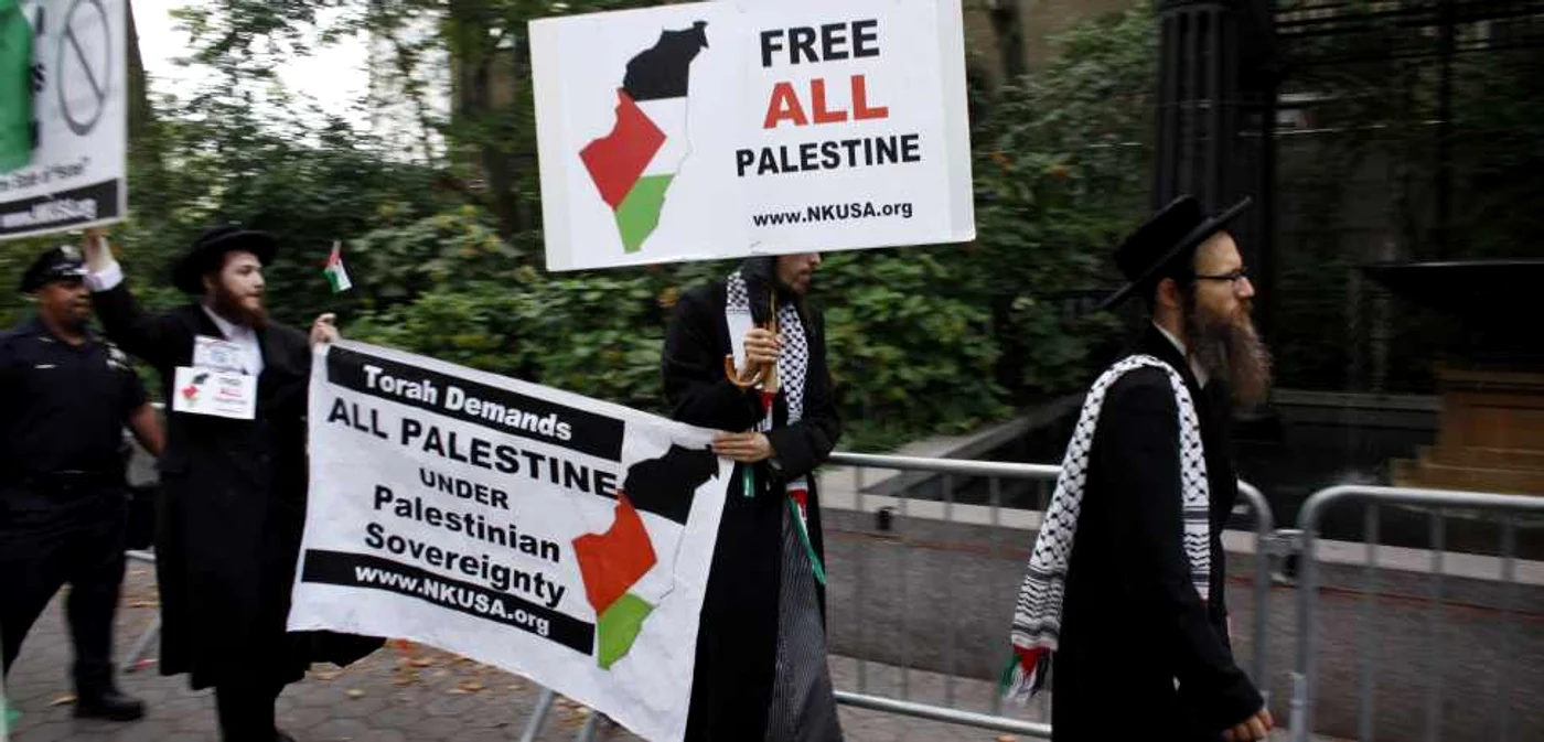 Bărbați evrei protestează la New York împotriva guvernului israelian (!?). 