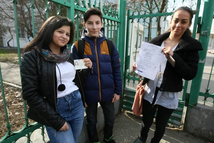 
    Laura, Tudor și Anda au fost printre primii care au terminat simularea de la Școala Ghica Voievod, din CapitalăFOTO: DORIN CONSTANDA  