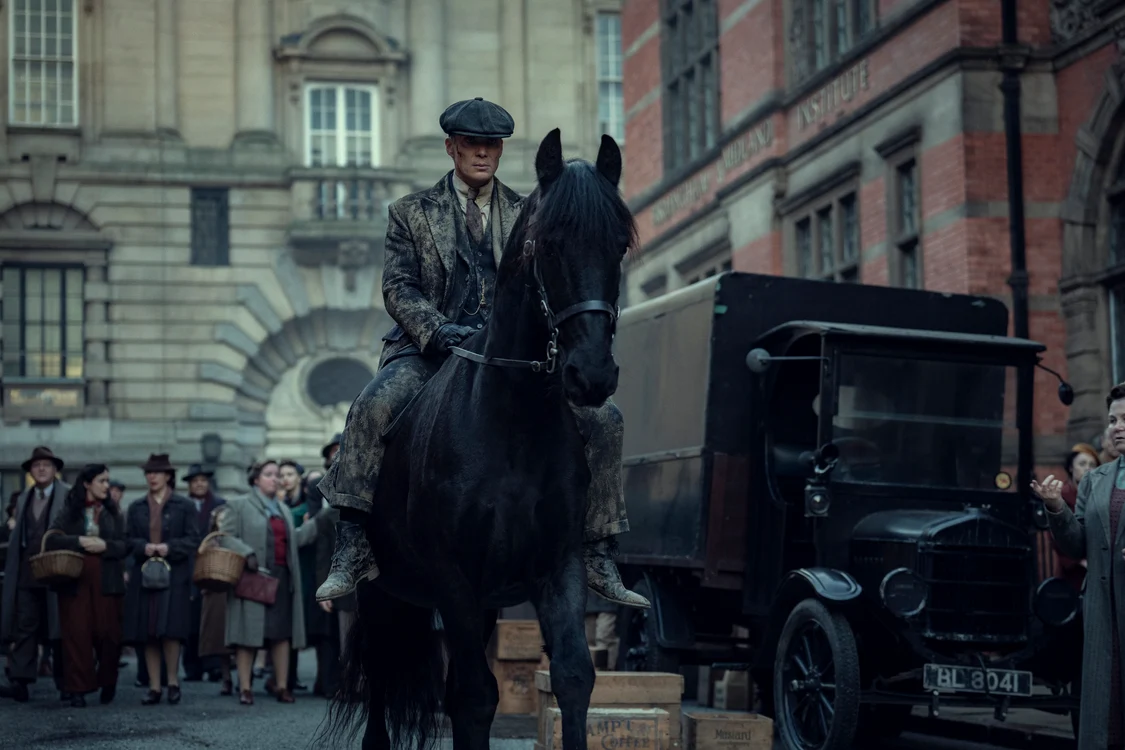 Scenă însoțită de melodia "Red Right Hand" a lui Nick Cave. FOTO: Netflix