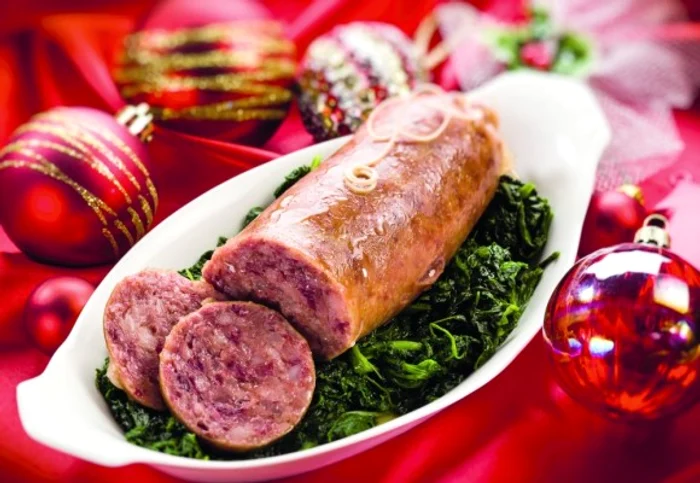 
    De pe masa festiva nu pot lipsi traditionalii carnati proaspeti de porcclickpoftabuna.ro  