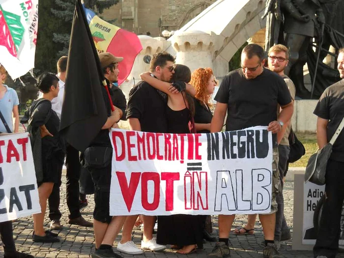 Clujenii au protestat împotriva distrugerii democrației în Piața Unirii