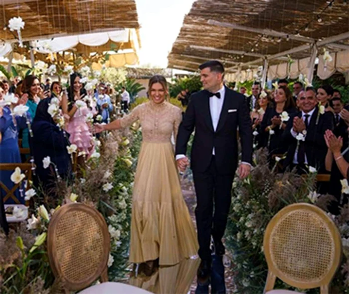Prima rochie, cea bej, aparține casei de modă Dior