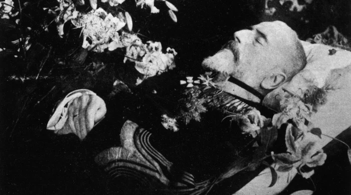 Carol I în sicriul deschis FOTO Adevărul