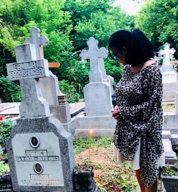 Ozana Barabancea s-a recules la mormântul mamei